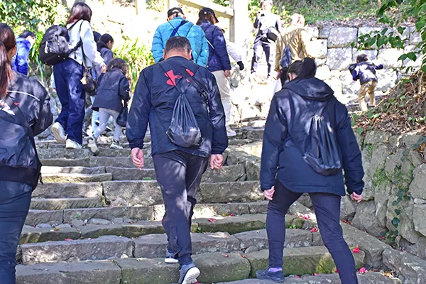 石段を登る様子