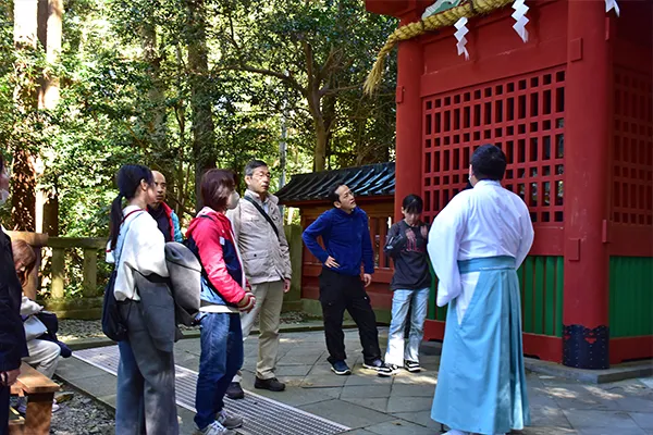 権禰宜の方のお話を聞く様子