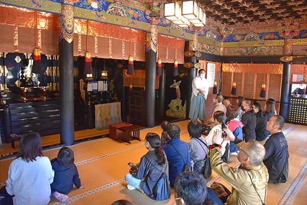 本殿見学の様子