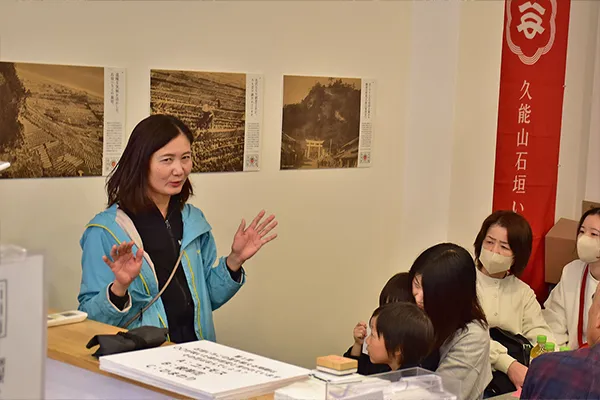山内さんのお話を聞く様子