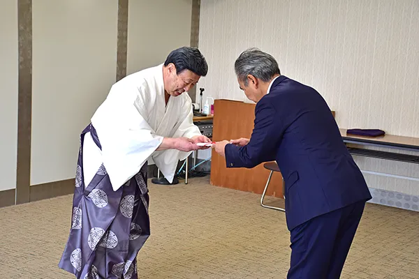 寄付金贈呈の様子②